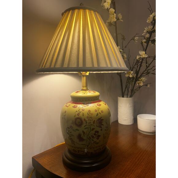 Oriental Ginger Jar Table Lamp With Beige and Red Floral - Picture 3 of 8
